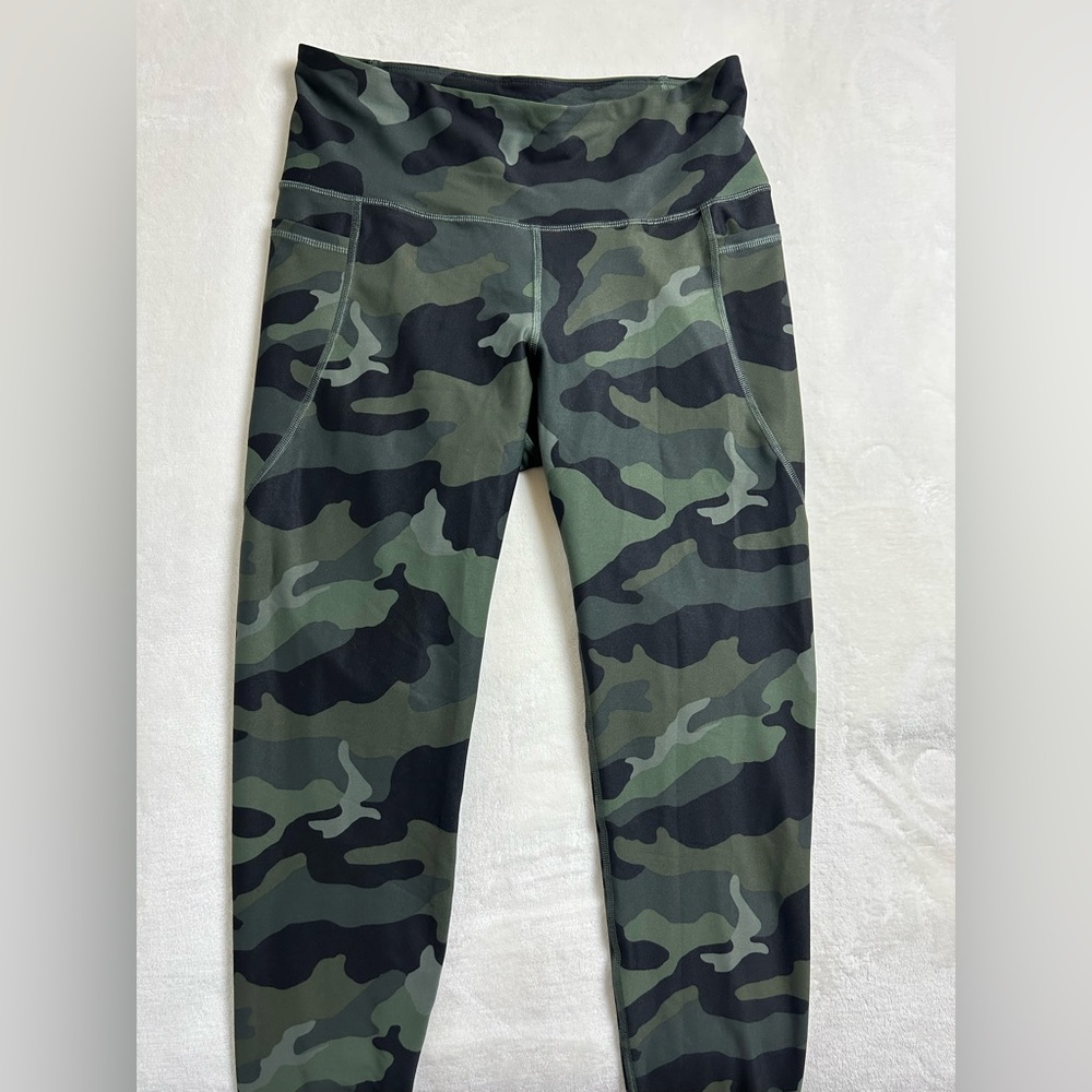Old navy green camo leggings with pockets